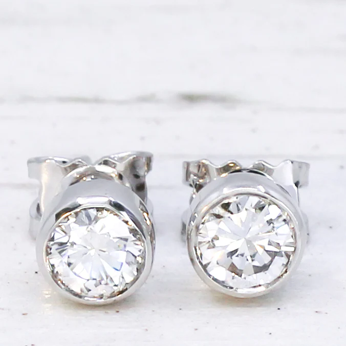 1.08 Carat Round Brilliant Cut Diamond Stud Earrings, 18k White Gold - Image 3