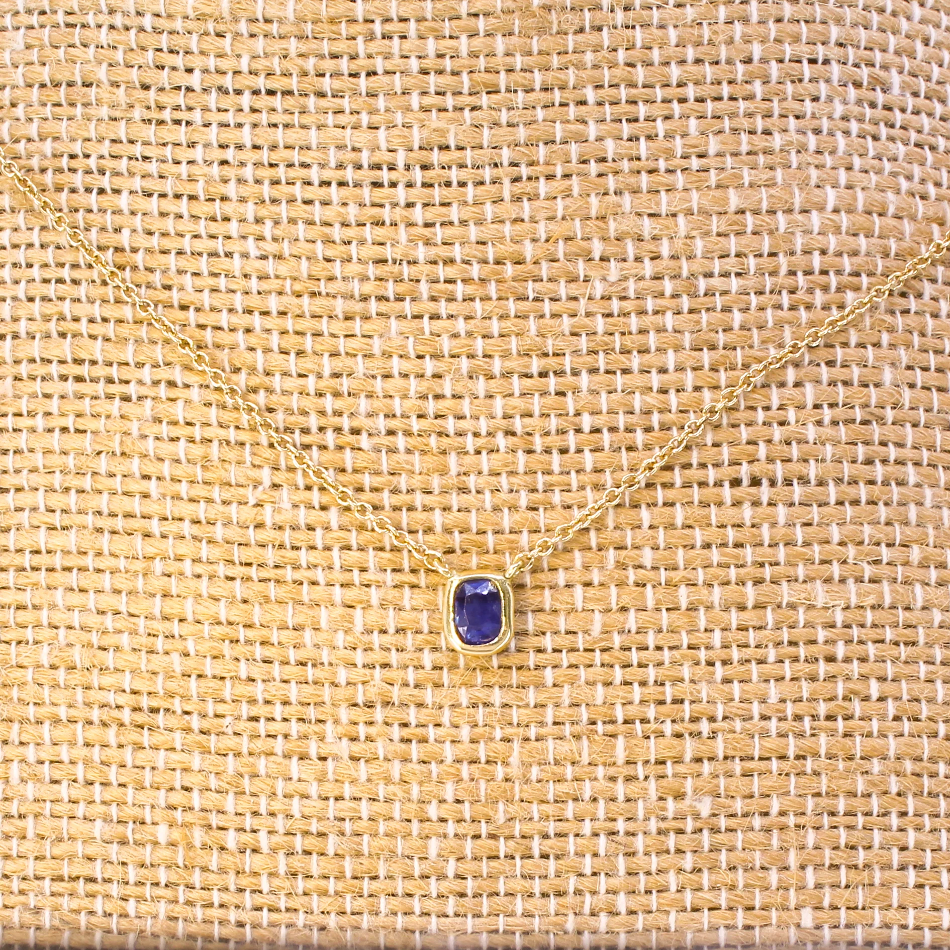 Art Deco 0.45 Carat Natural Sapphire Solitaire Pendant, circa 1925 - Image 4