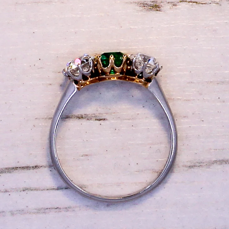 Art Deco 0.46 Carat Emerald & 0.90 Carat Diamond Three Stone Ring, circa 1930 - Image 6