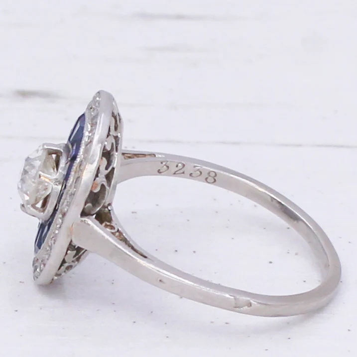 Art Deco 0.73 Carat Old Cut Diamond & Calibré Cut Sapphire Ring, circa 1920 - Image 4