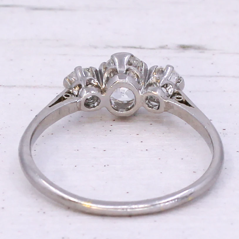 Art Deco 1.35 Carat Old Cut Diamond Three Stone Ring, circa 1920 - Image 5