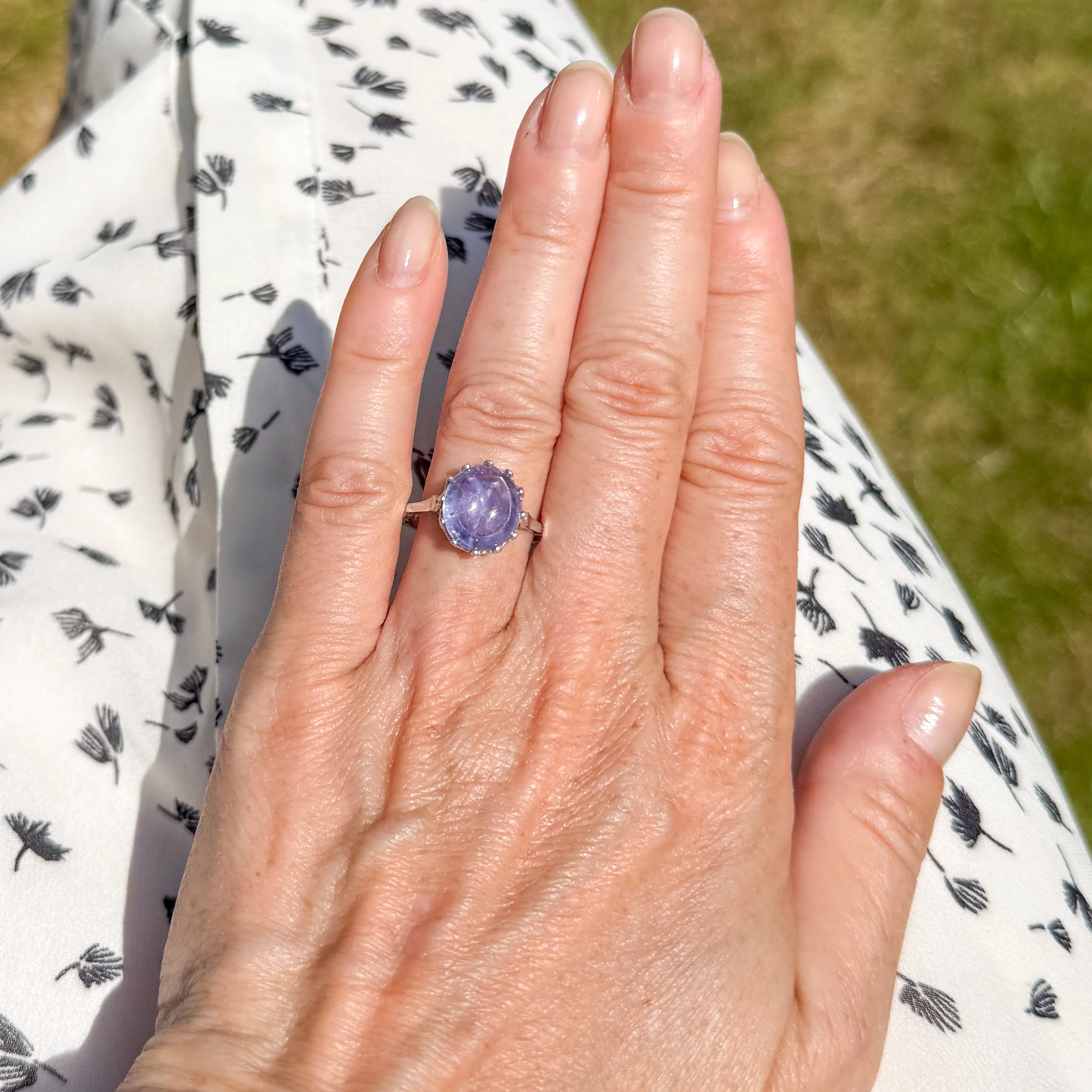 Art Deco 6.14 Carat Ceylon Purple Cabochon Sapphire Ring, circa 1915 - Image 9