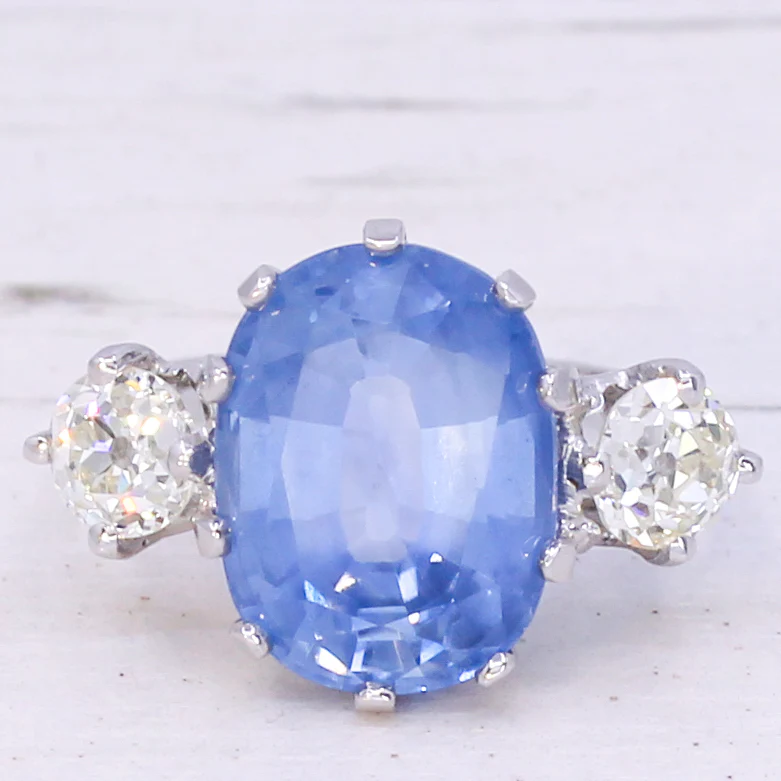 Art Deco 7.10 Carat Ceylon Sapphire & 1.08 Carat Old Cut Diamond Trilogy Ring, circa 1940 - Image 3