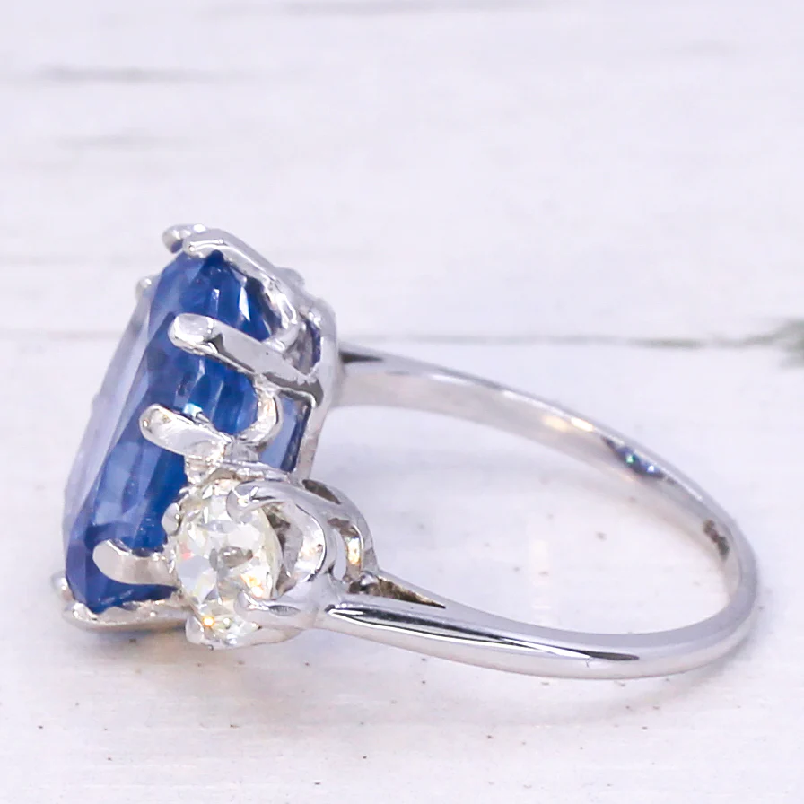Art Deco 7.10 Carat Ceylon Sapphire & 1.08 Carat Old Cut Diamond Trilogy Ring, circa 1940 - Image 4
