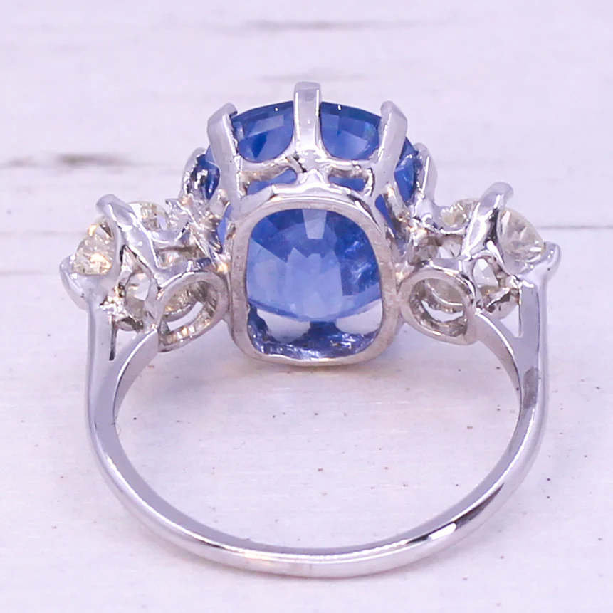 Art Deco 7.10 Carat Ceylon Sapphire & 1.08 Carat Old Cut Diamond Trilogy Ring, circa 1940 - Image 5