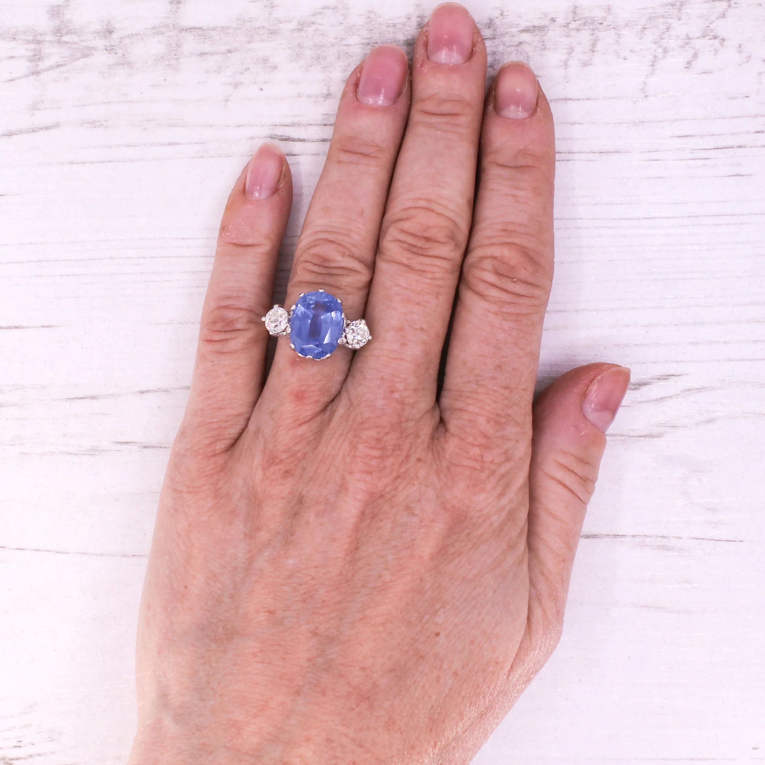 Art Deco 7.10 Carat Ceylon Sapphire & 1.08 Carat Old Cut Diamond Trilogy Ring, circa 1940 - Image 7