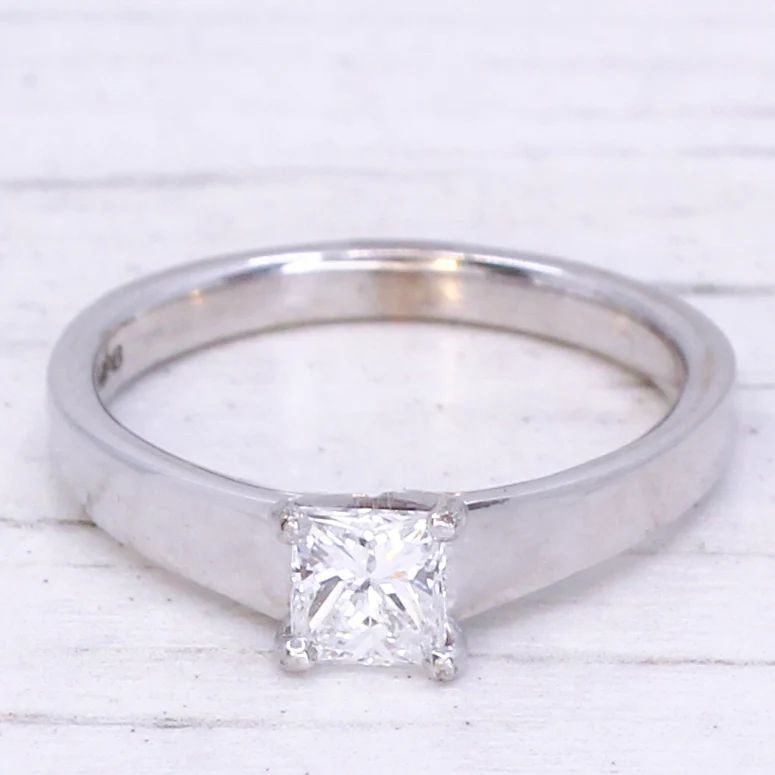 Contemporary 0.57 Carat Princess Cut Diamond Ring, dated 2000 - Image 3