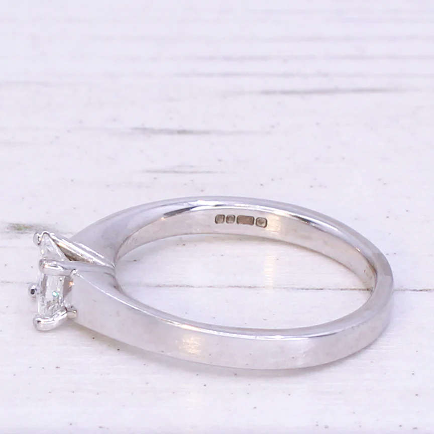 Contemporary 0.57 Carat Princess Cut Diamond Ring, dated 2000 - Image 4