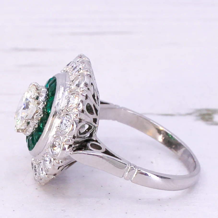 Contemporary 1.64 Carat Diamond & Tsavorite Garnet Ring, circa 1980 - Image 4
