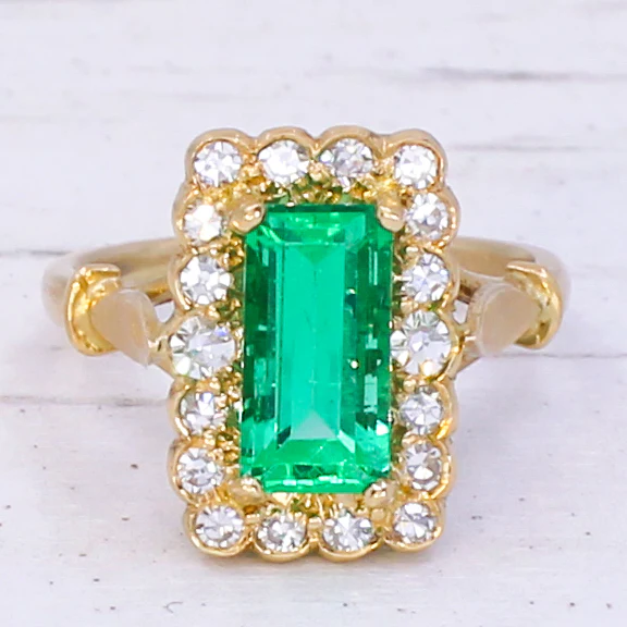 Edwardian 1.42 Carat Colombian Emerald & Diamond Cluster Ring, circa 1910 - Image 3