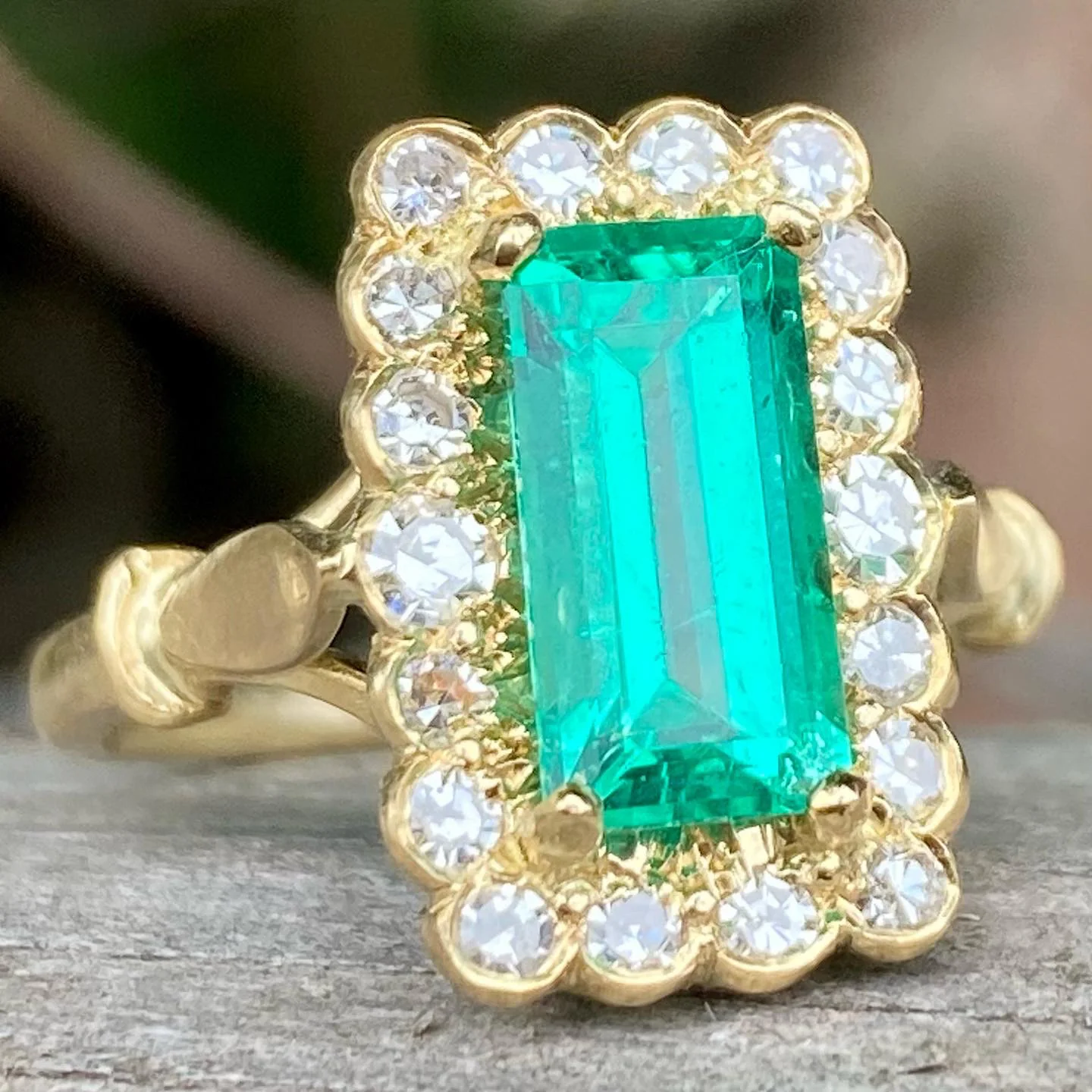 Edwardian 1.42 Carat Colombian Emerald & Diamond Cluster Ring, circa 1910 - Image 8
