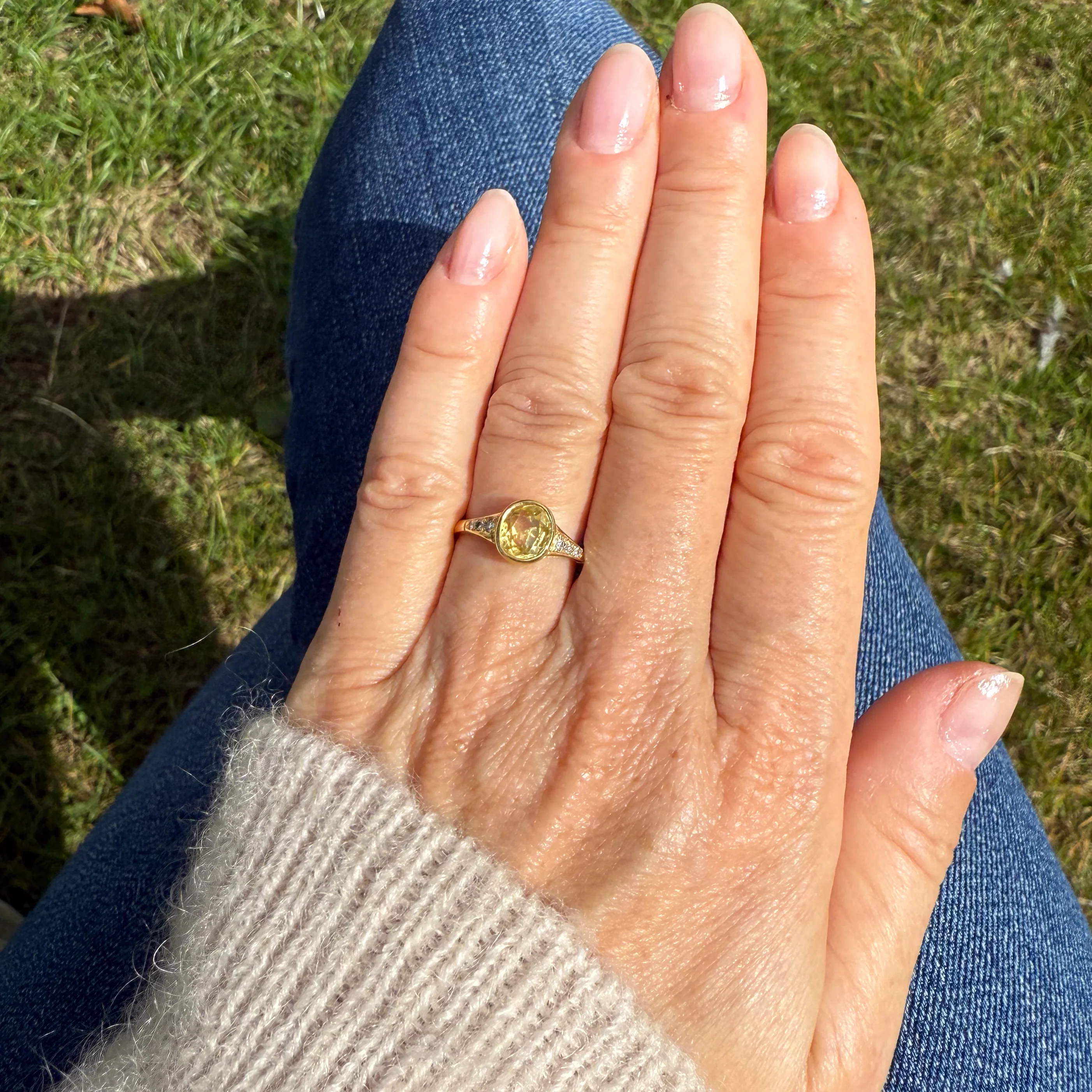 Edwardian 1.70 Carat Natural Ceylon Yellow Sapphire Ring, circa 1905 - Image 6