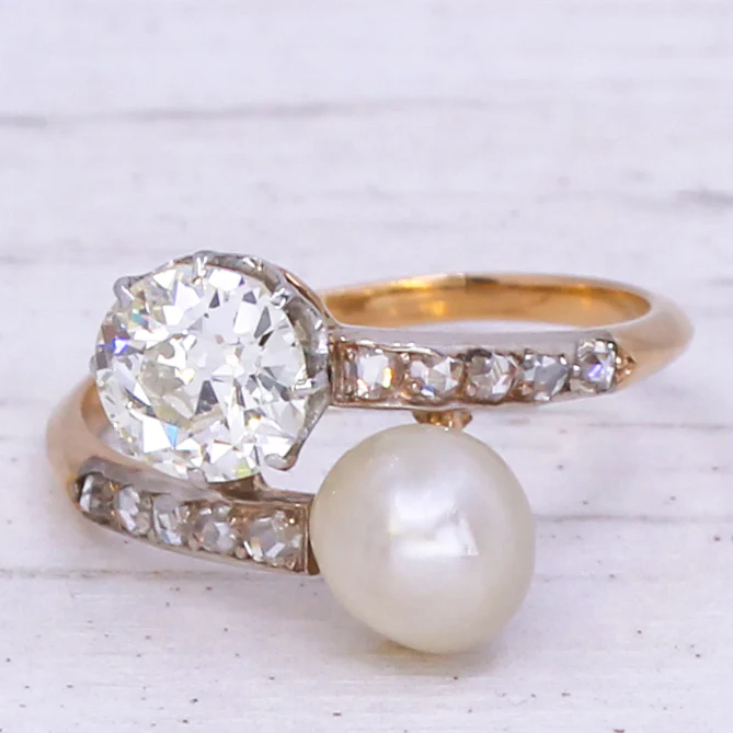 Edwardian 1.00 Carat Old Cut Diamond & Natural Pearl Crossover Ring, circa 1910 - Image 3