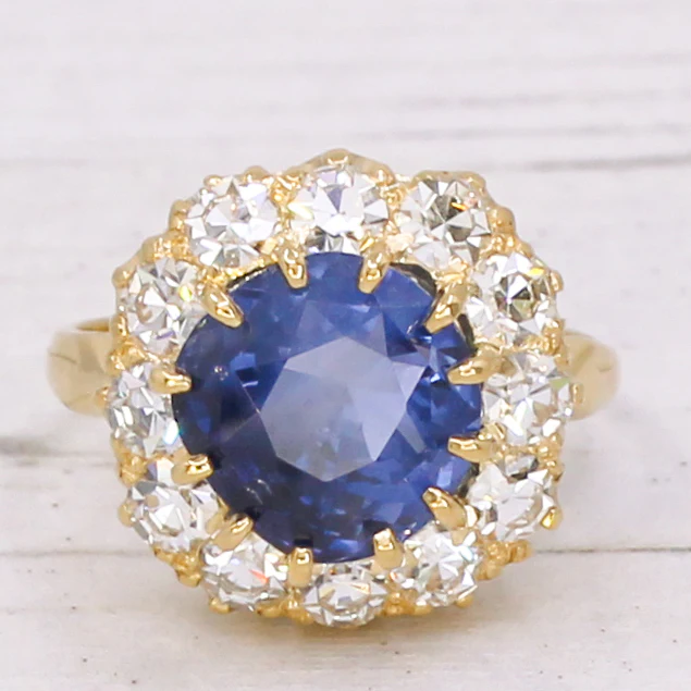 Edwardian 5.51 Carat Ceylon Sapphire & Diamond Cluster Ring, circa 1910 - Image 3