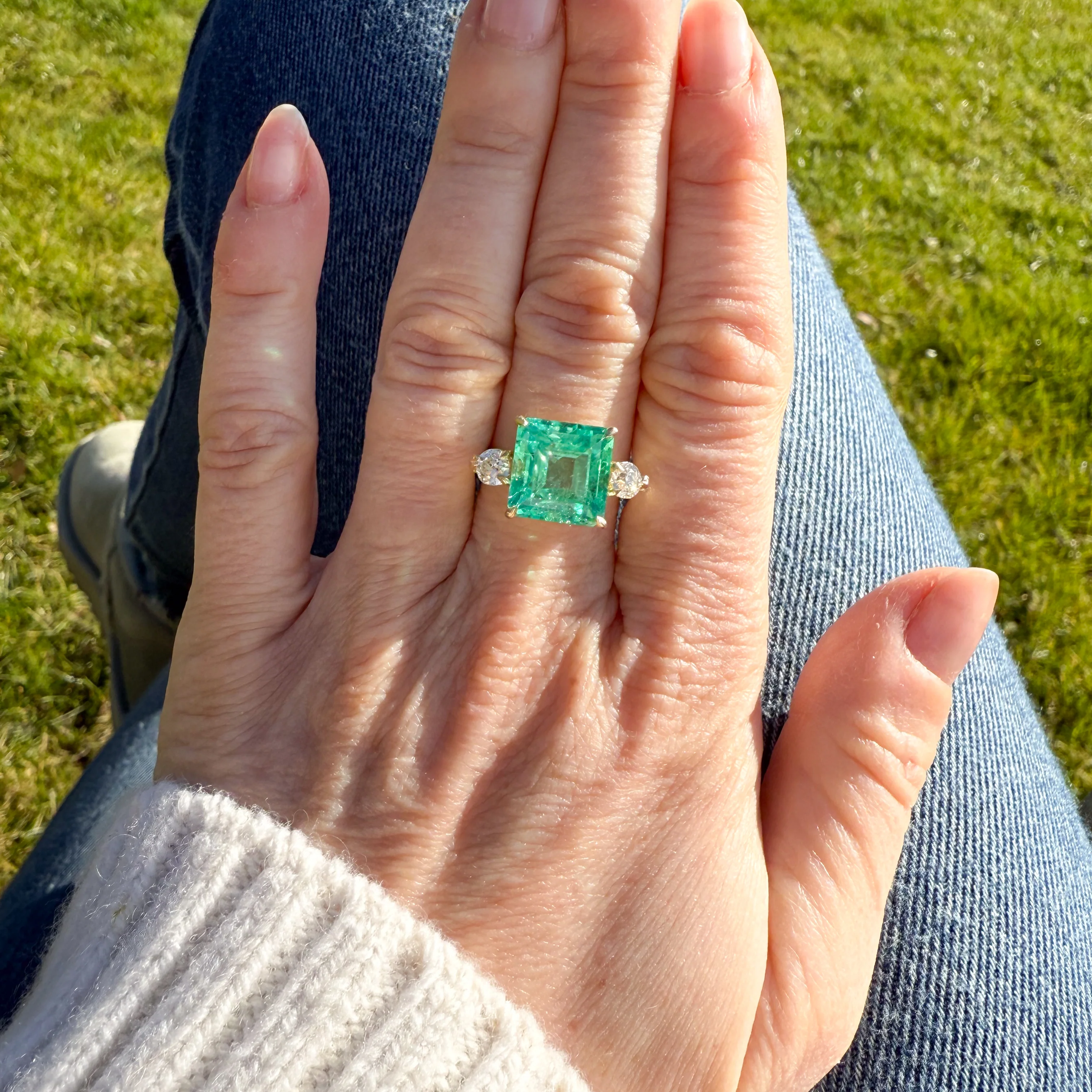 Edwardian 5.68 Carat Insignificant Oil Colombian Emerald & Diamond Ring, circa 1910 - Image 6