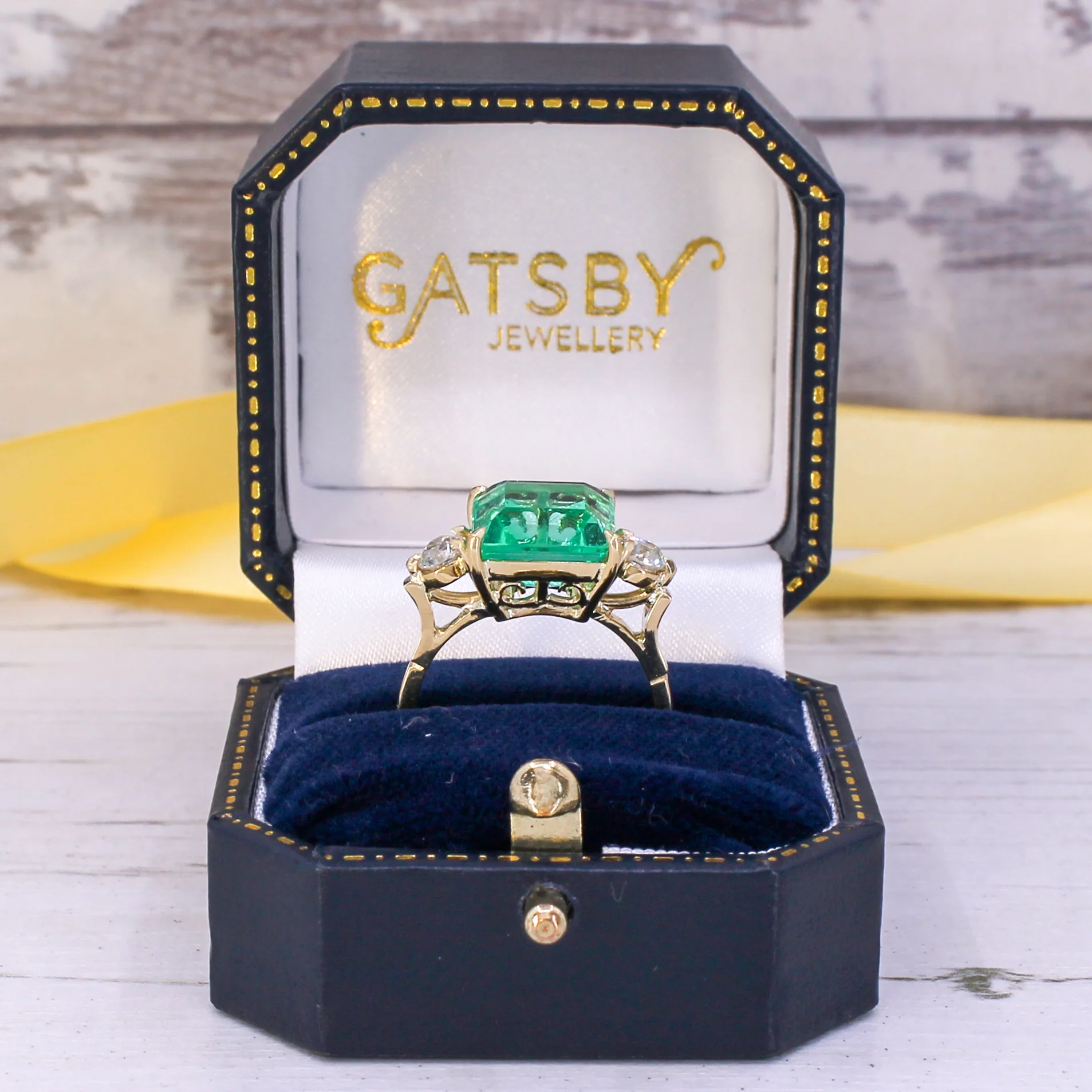 Edwardian 5.68 Carat Insignificant Oil Colombian Emerald & Diamond Ring, circa 1910 - Image 8