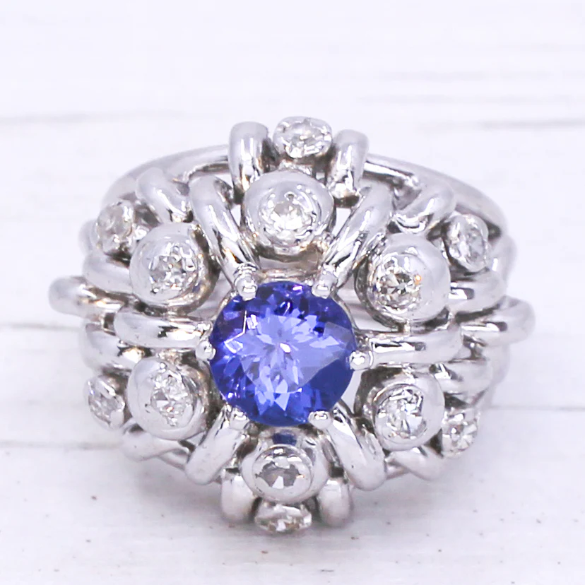 Late 20th Century 1.23 Carat Tanzanite & Diamond Cocktail Ring, circa 1975 - Image 3