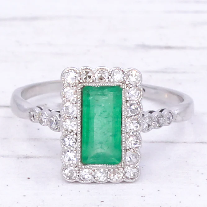 Mid Century 0.86 Carat Emerald & Diamond Cluster Ring, circa 1950 - Image 3