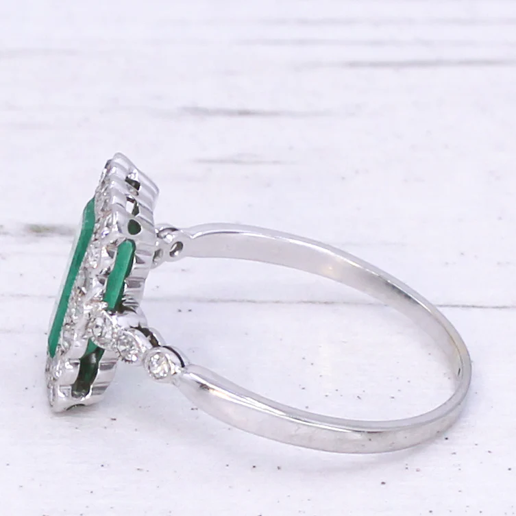 Mid Century 0.86 Carat Emerald & Diamond Cluster Ring, circa 1950 - Image 4