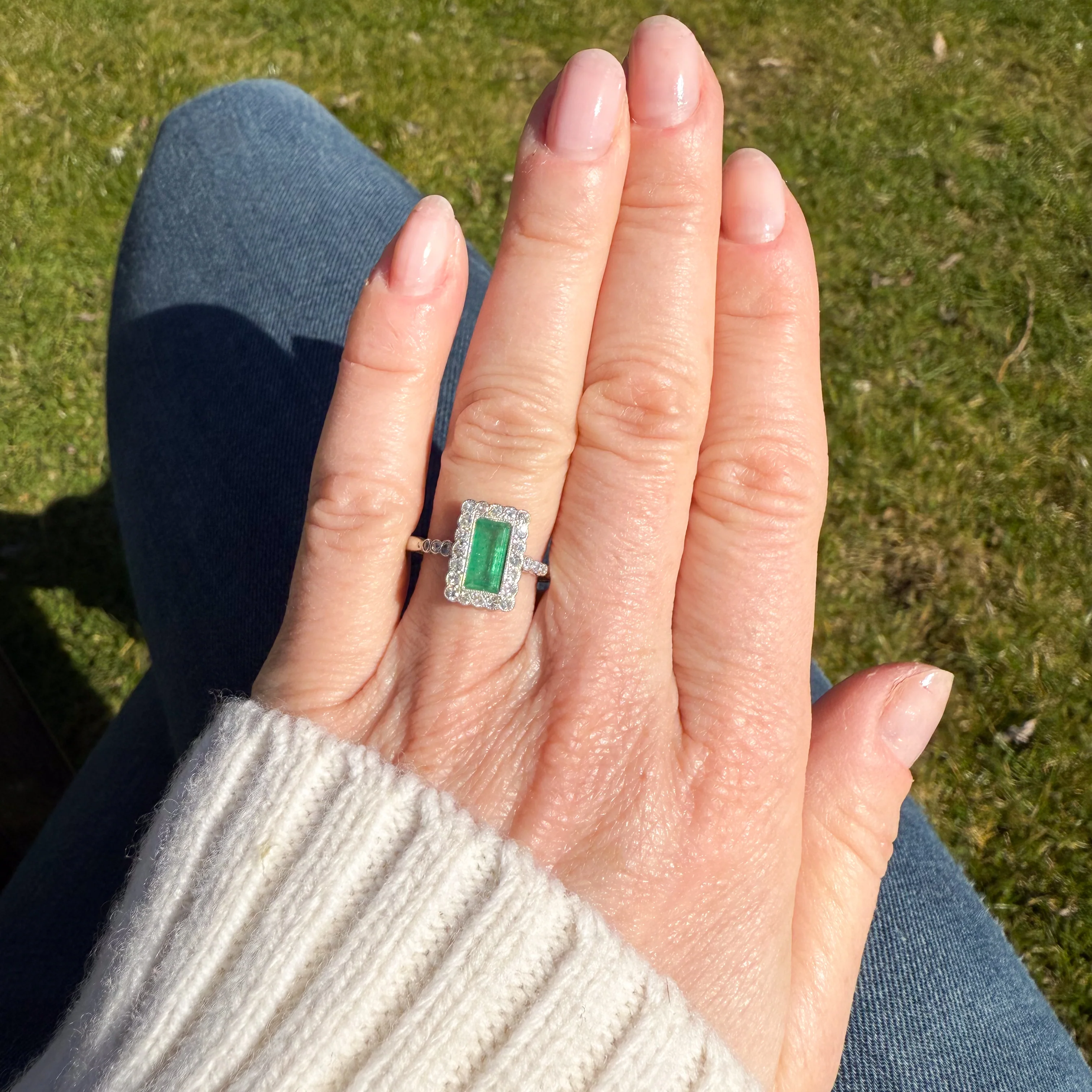 Mid Century 0.86 Carat Emerald & Diamond Cluster Ring, circa 1950 - Image 7