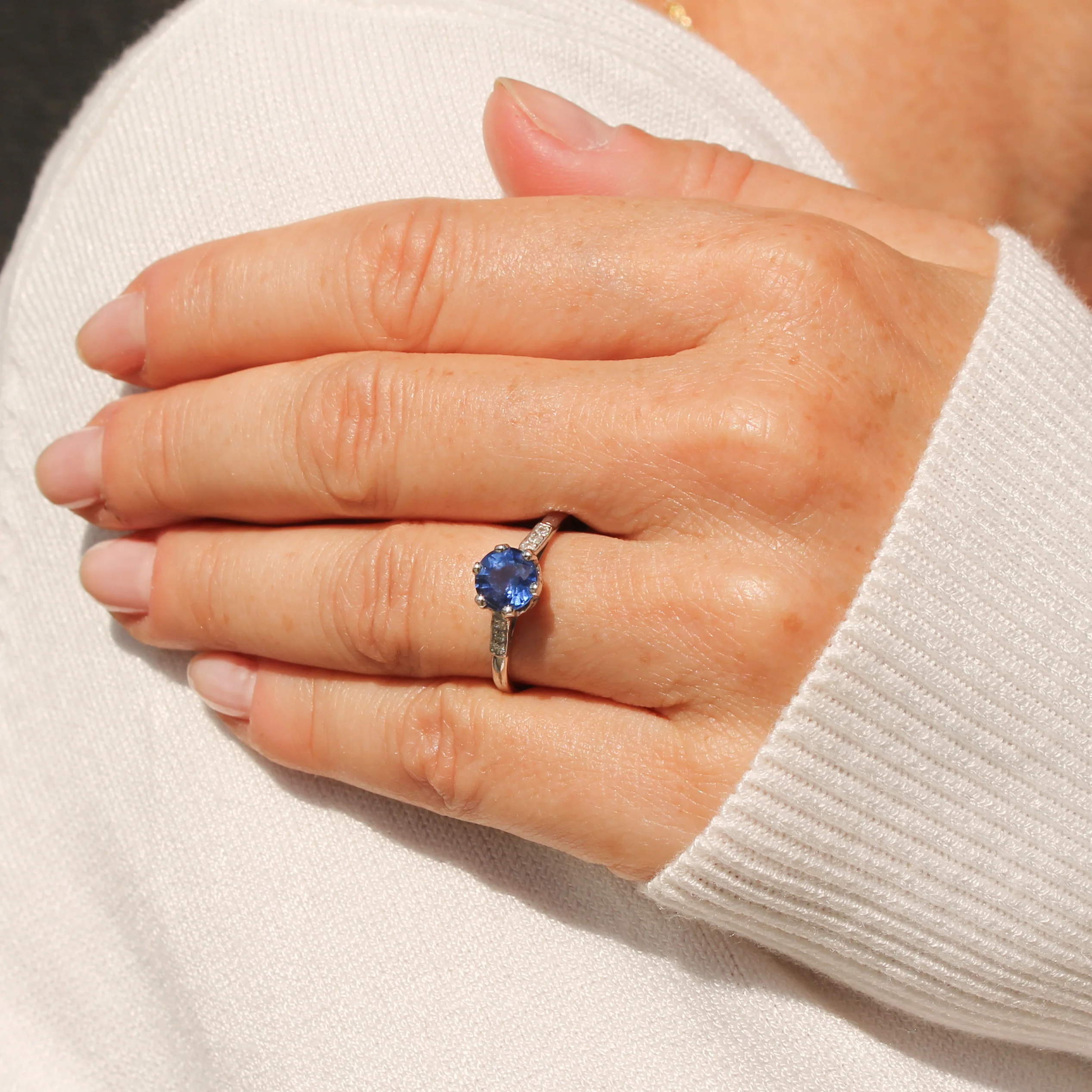 Mid Century 1.26 Carat Ceylon Sapphire Solitaire Ring, circa 1970 - Image 6