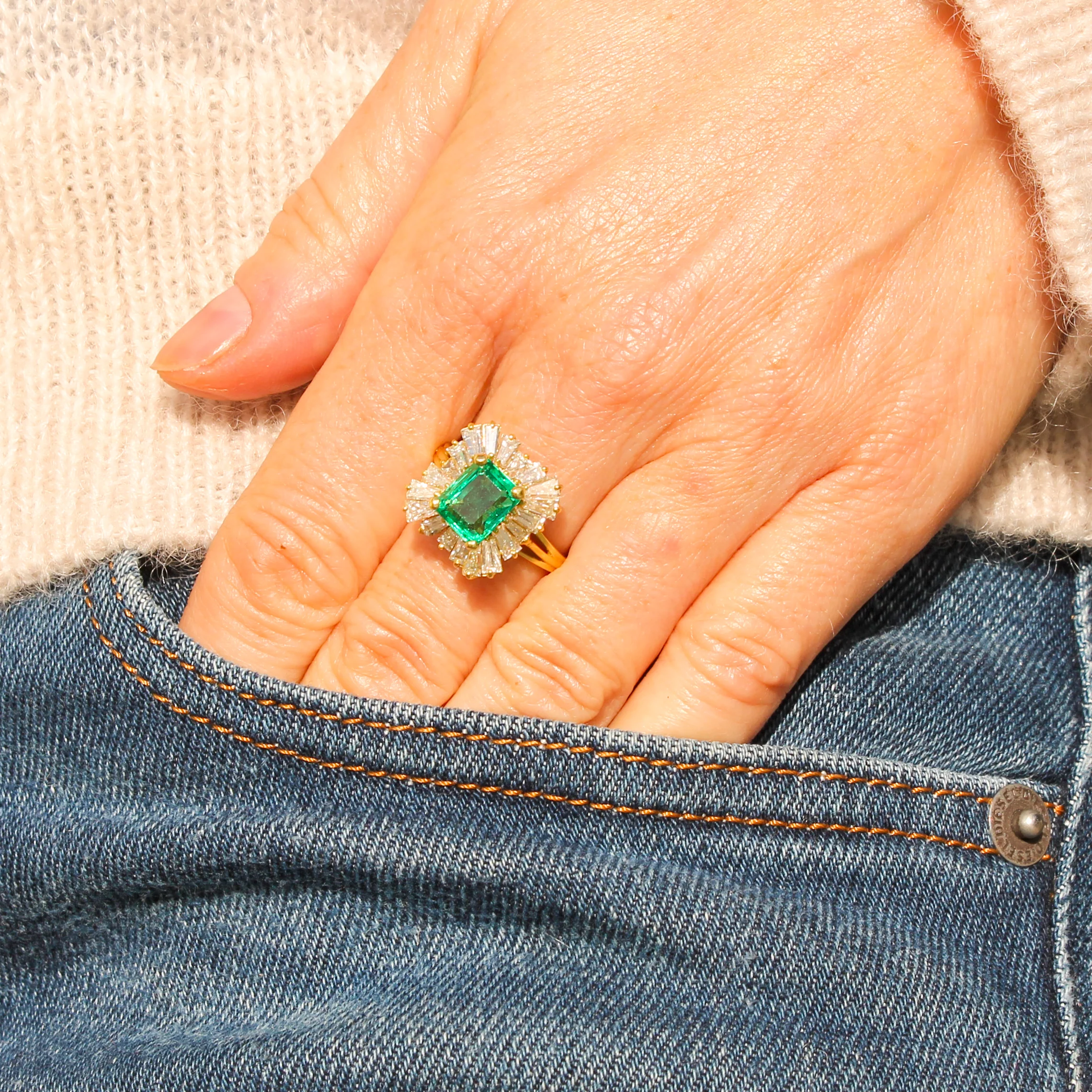 Mid Century 1.91 Carat No Oil Colombian Emerald & Diamond Ballerina Ring, circa 1965 - Image 3