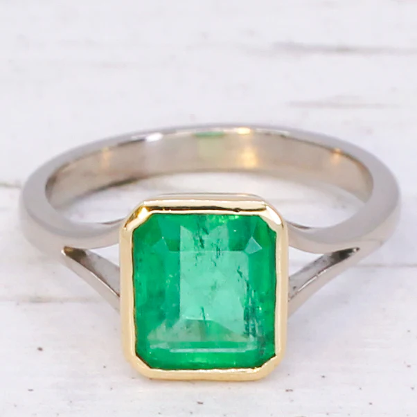 Mid Century 2.40 Carat Colombian Emerald Solitaire Ring, circa 1960 - Image 3