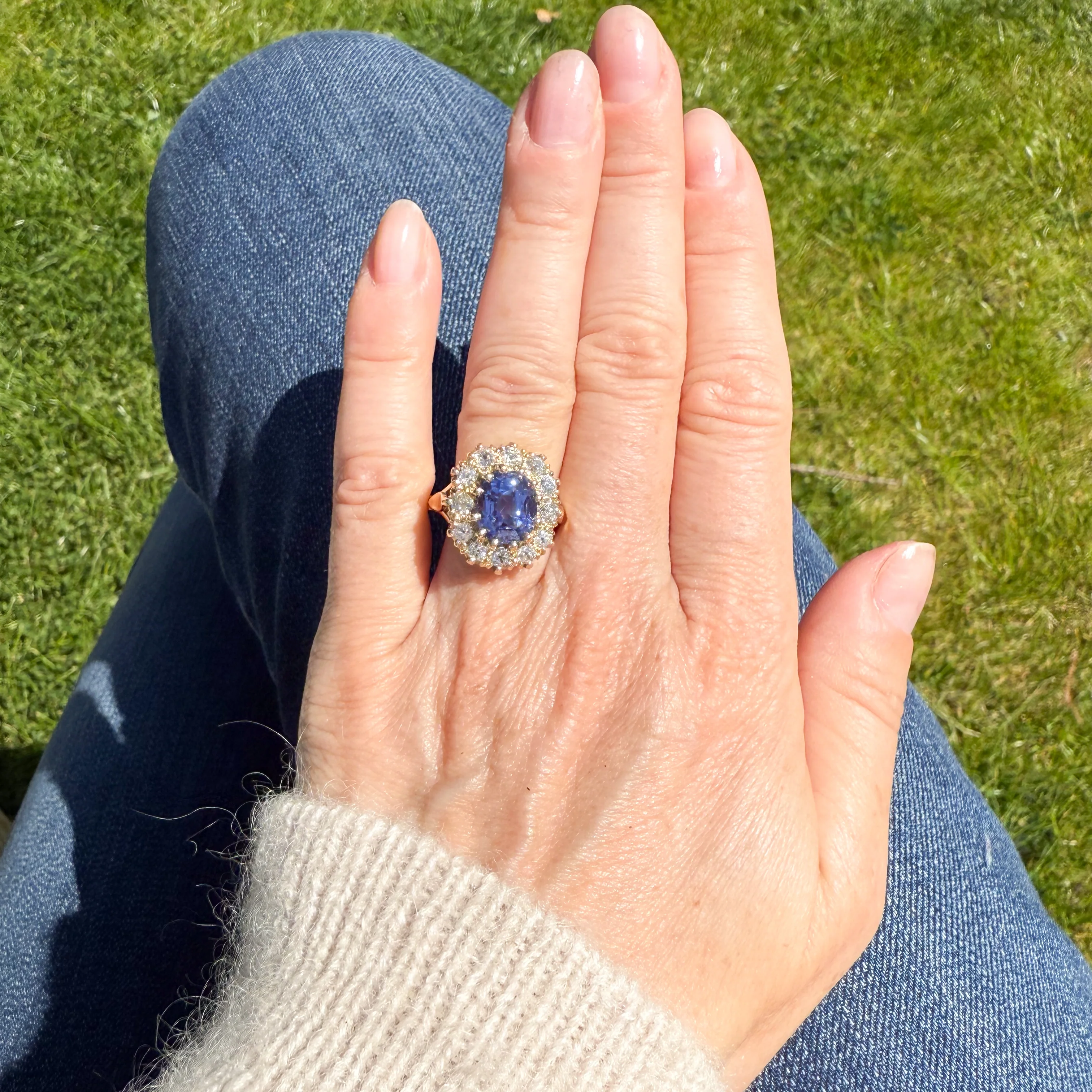 Mid Century 5.18 Carat Natural Sapphire & Diamond Cluster Ring, circa 1960 - Image 8