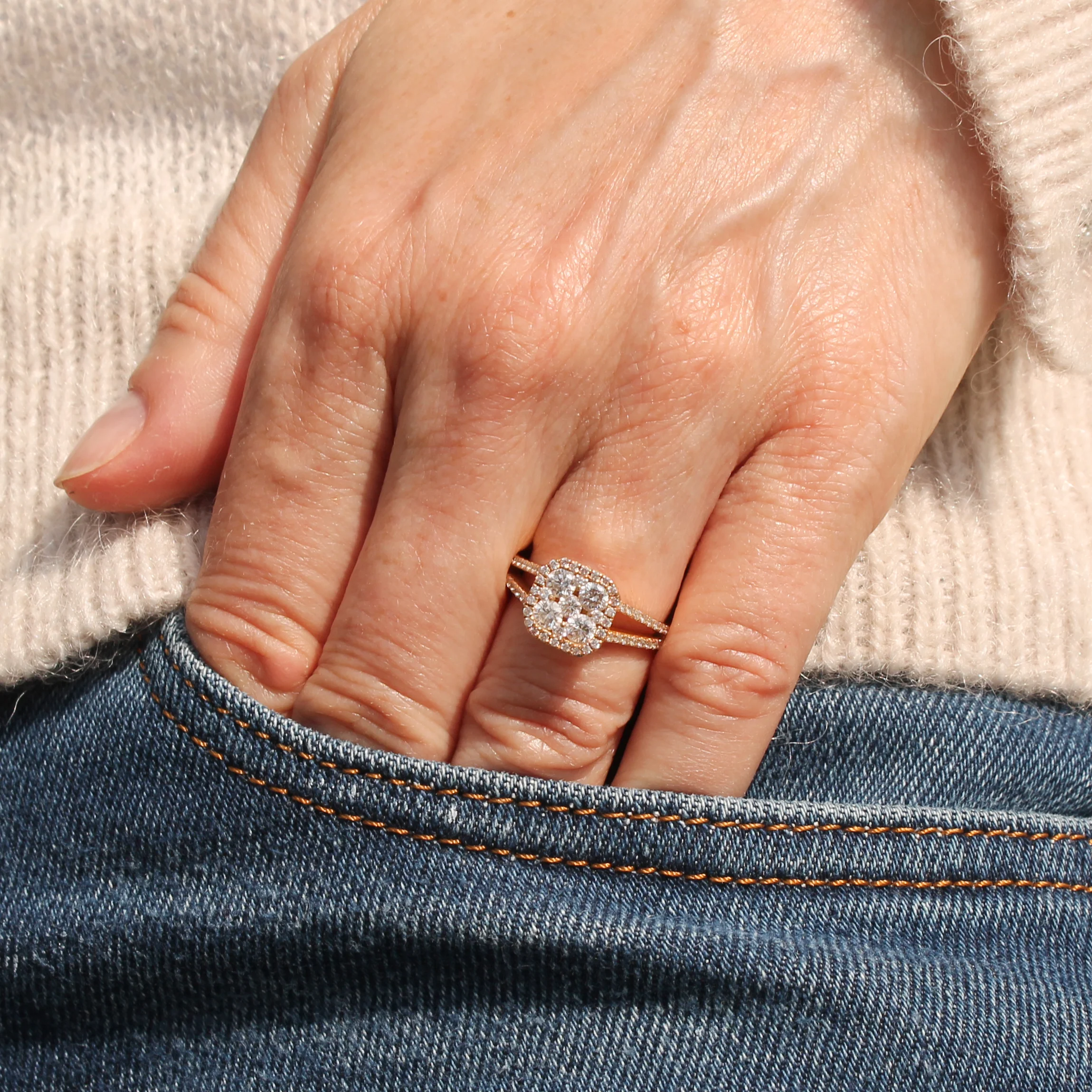 Modern 0.97 Carat Round Brilliant Cut Diamond Illusion Cluster Ring, 18k Rose Gold - Image 6