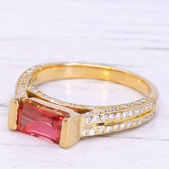 Modern 1.13 Carat Padparadscha Sapphire Solitaire Ring, circa 1980