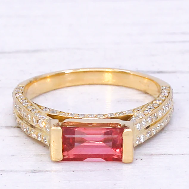 Modern 1.13 Carat Padparadscha Sapphire Solitaire Ring, circa 1980 - Image 3