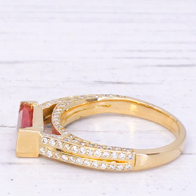Modern 1.13 Carat Padparadscha Sapphire Solitaire Ring, circa 1980 - Image 4