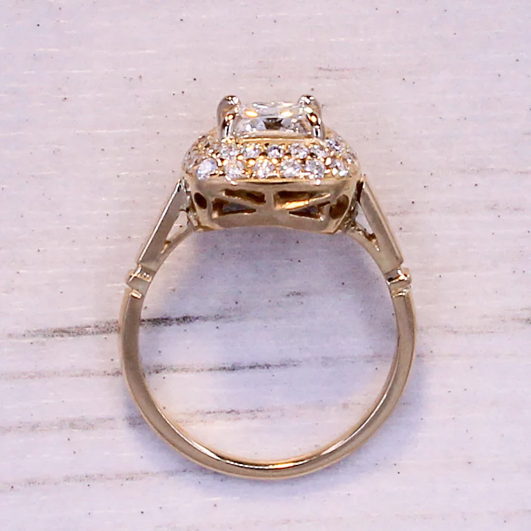 Modern 1.70 Carat Cushion Cut Diamond Cluster Ring, 18k Gold - Image 7