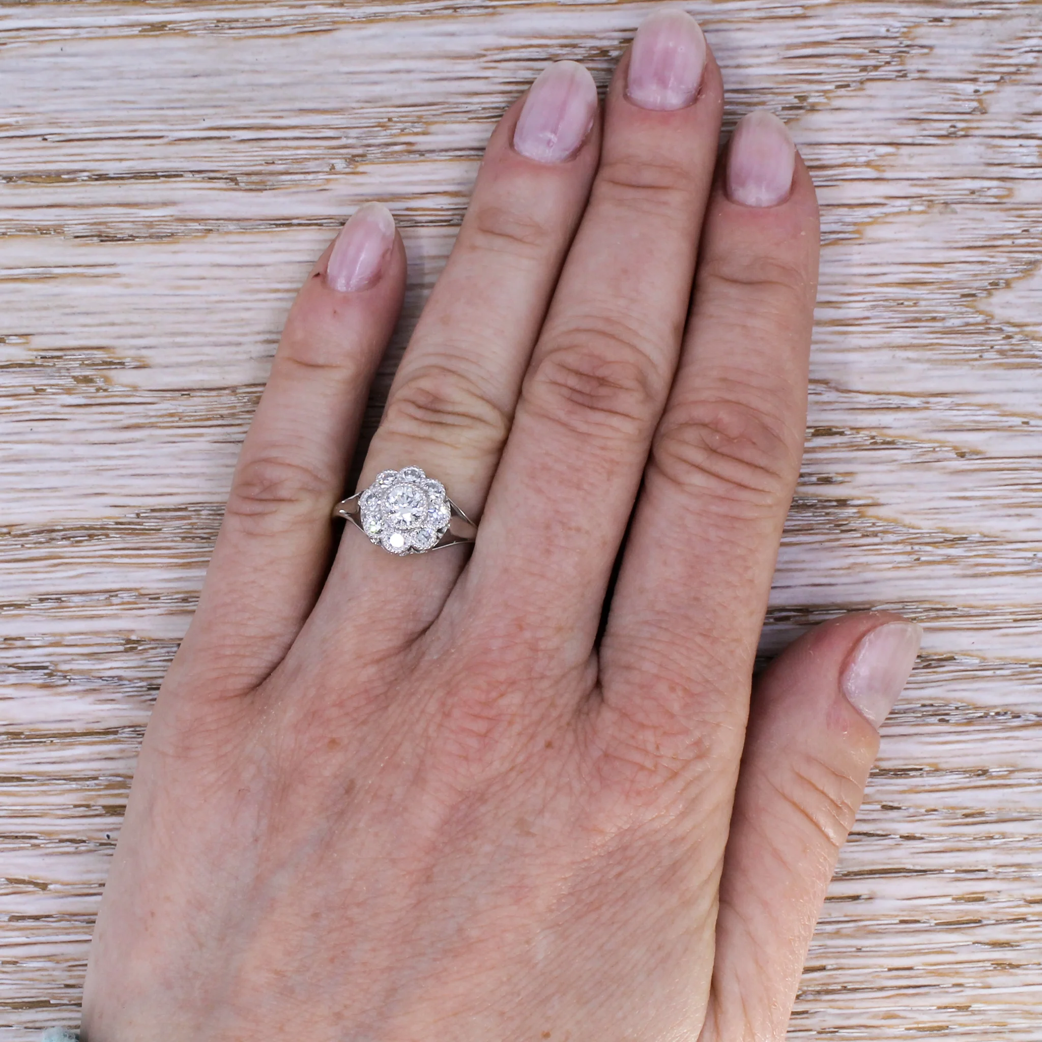 Retro 0.88 Carat Old Cut Diamond Daisy Cluster Ring, circa 1950 - Image 5