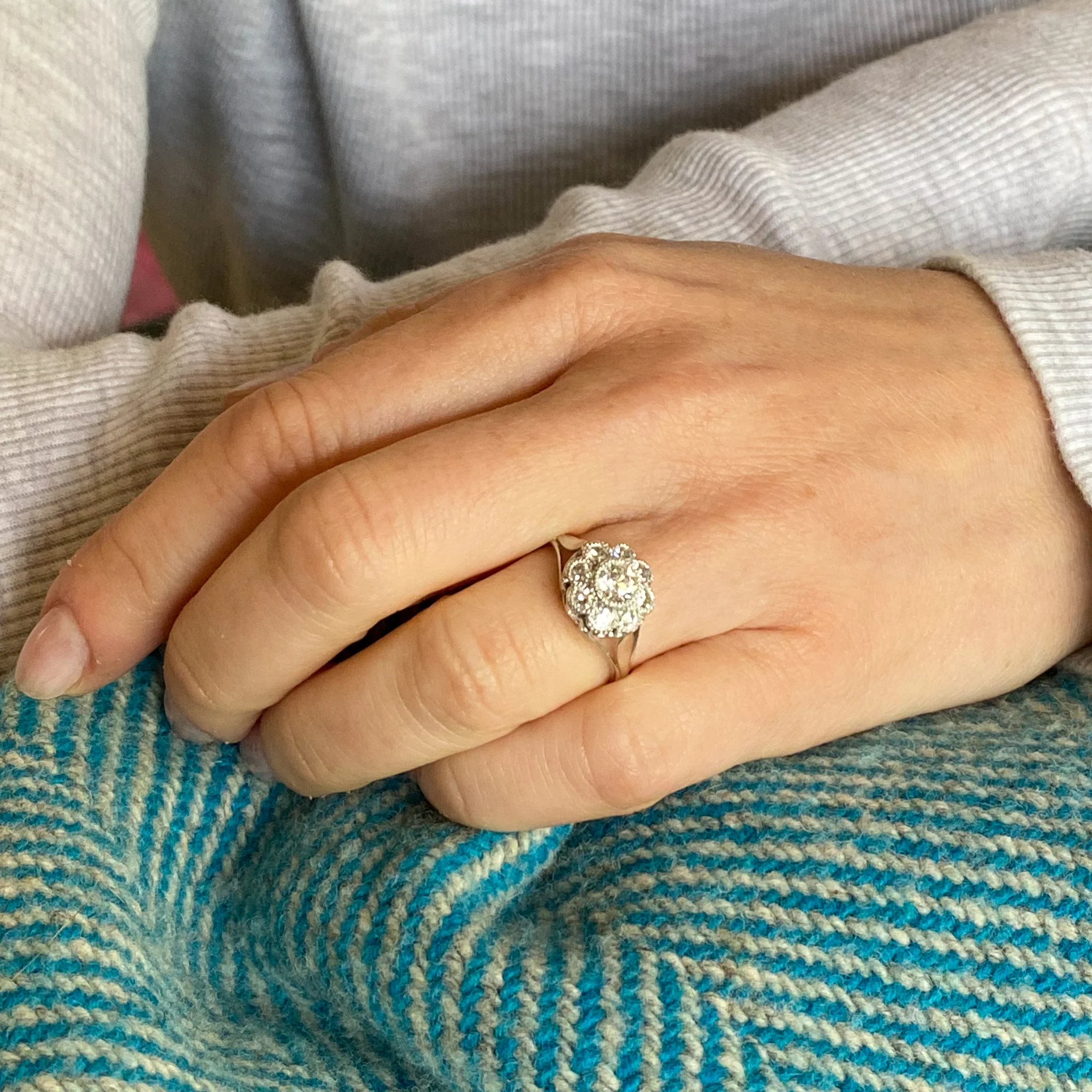 Retro 0.88 Carat Old Cut Diamond Daisy Cluster Ring, circa 1950 - Image 6