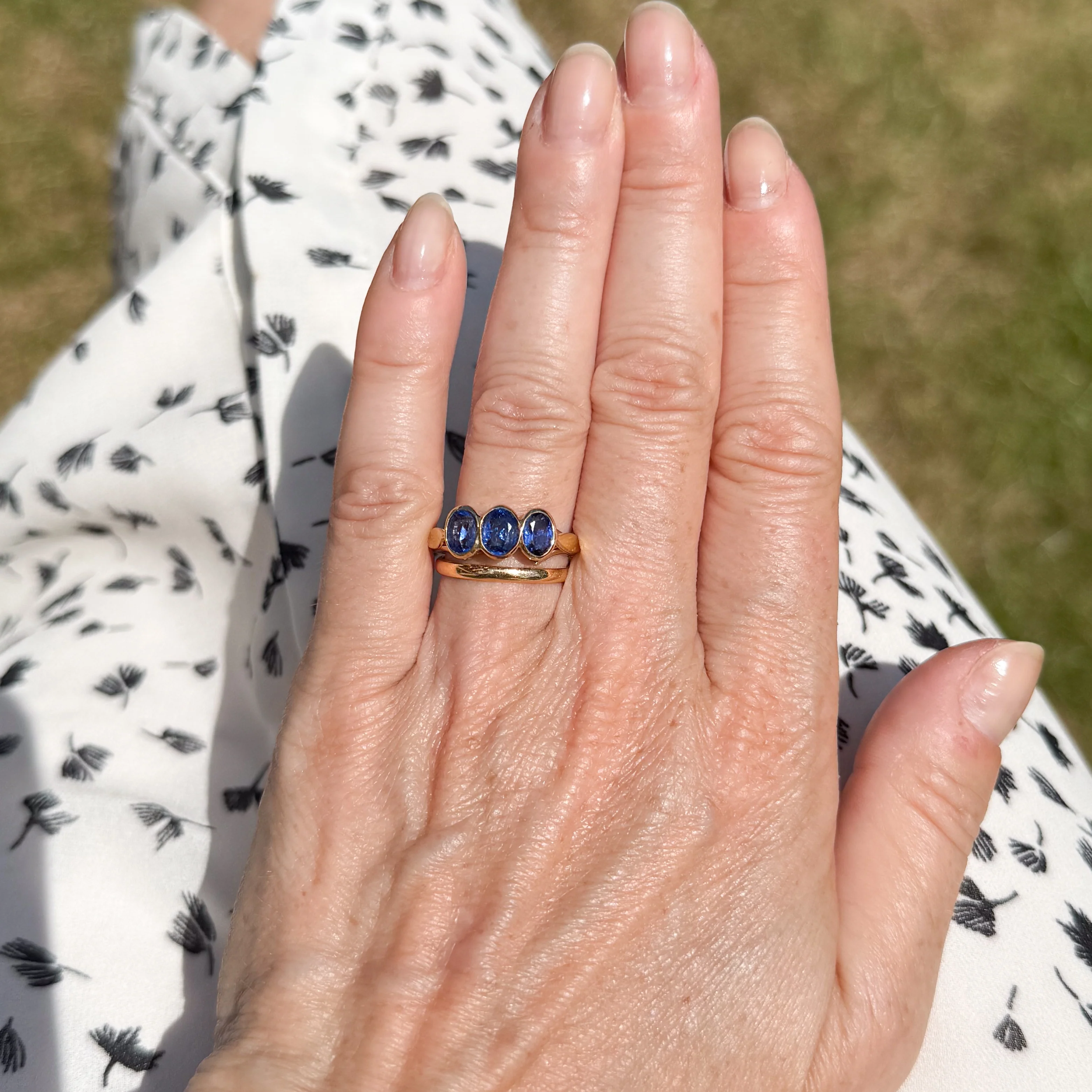 Victorian 1.70 Carat Natural Burmese Sapphire Trilogy Ring, circa 1900 - Image 7