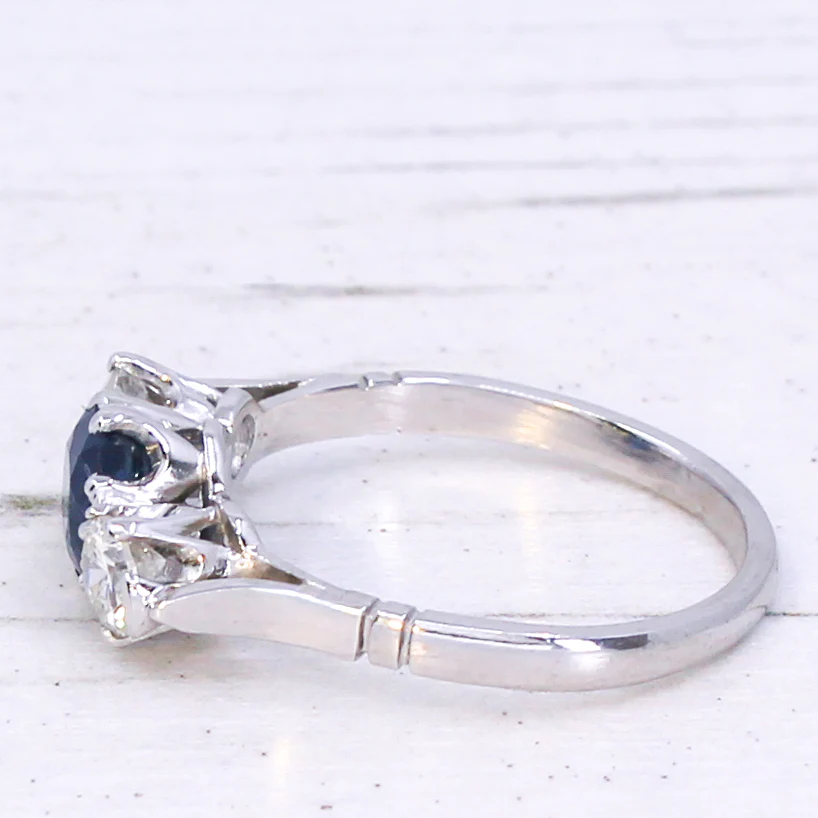 Vintage 0.90 Carat Unheated Sapphire & Diamond Three Stone Ring, circa 1970 - Image 4
