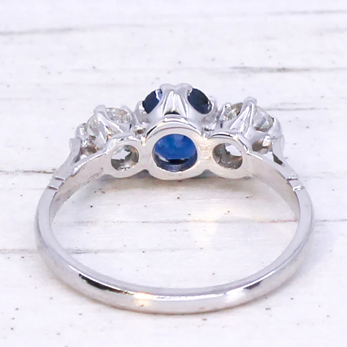 Vintage 0.90 Carat Unheated Sapphire & Diamond Three Stone Ring, circa 1970 - Image 5