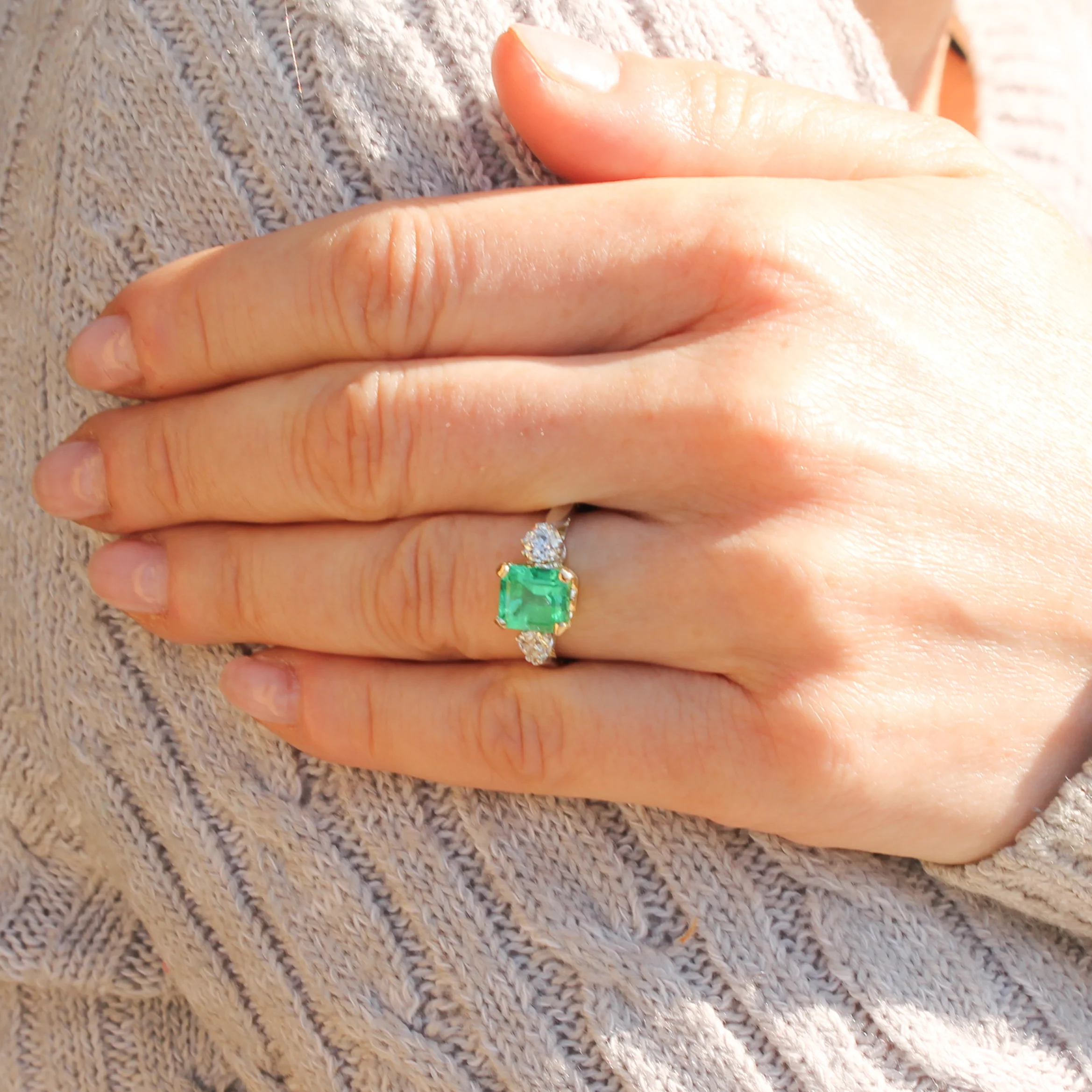 Vintage 1.80 Carat Minor Oil Colombian Emerald & Diamond Ring, circa 1930 - Image 2