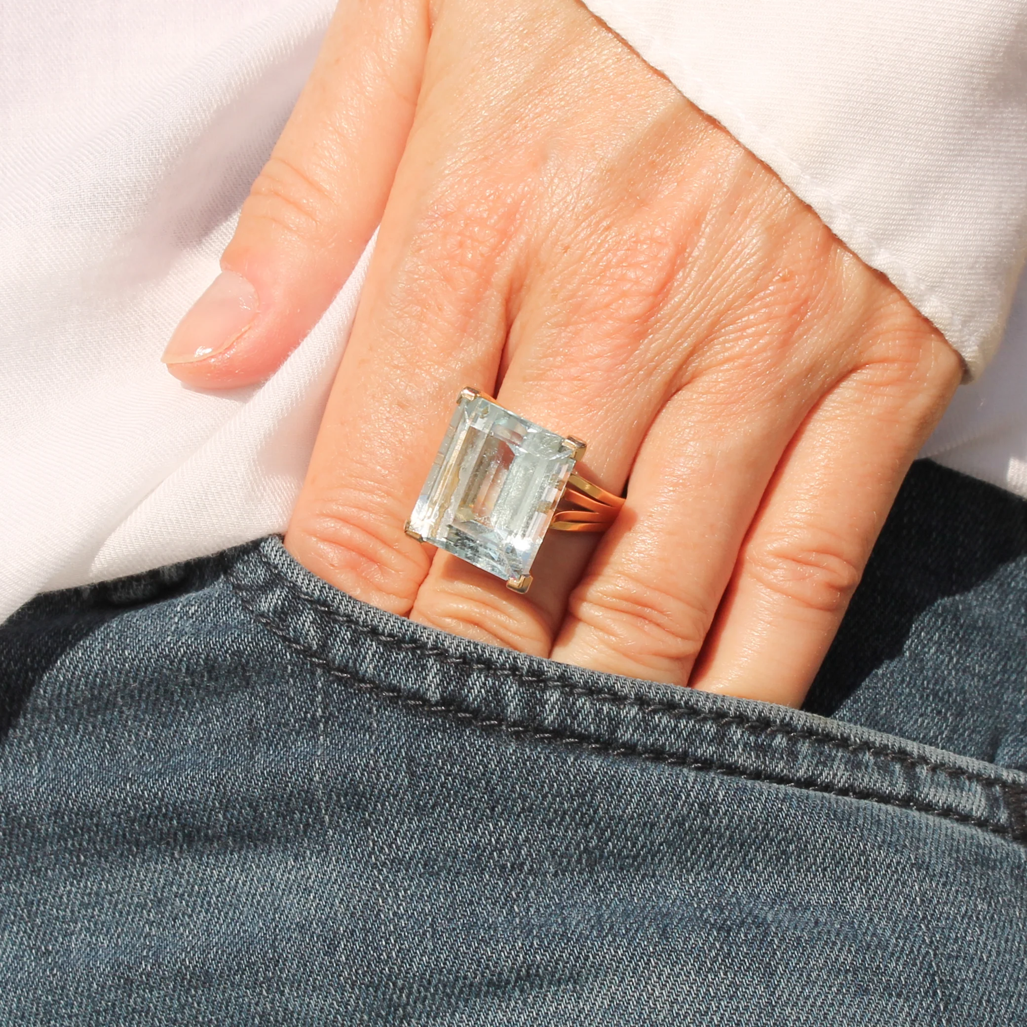 Vintage 15.00 Carat Aquamarine Solitaire Ring, circa 1960 - Image 2