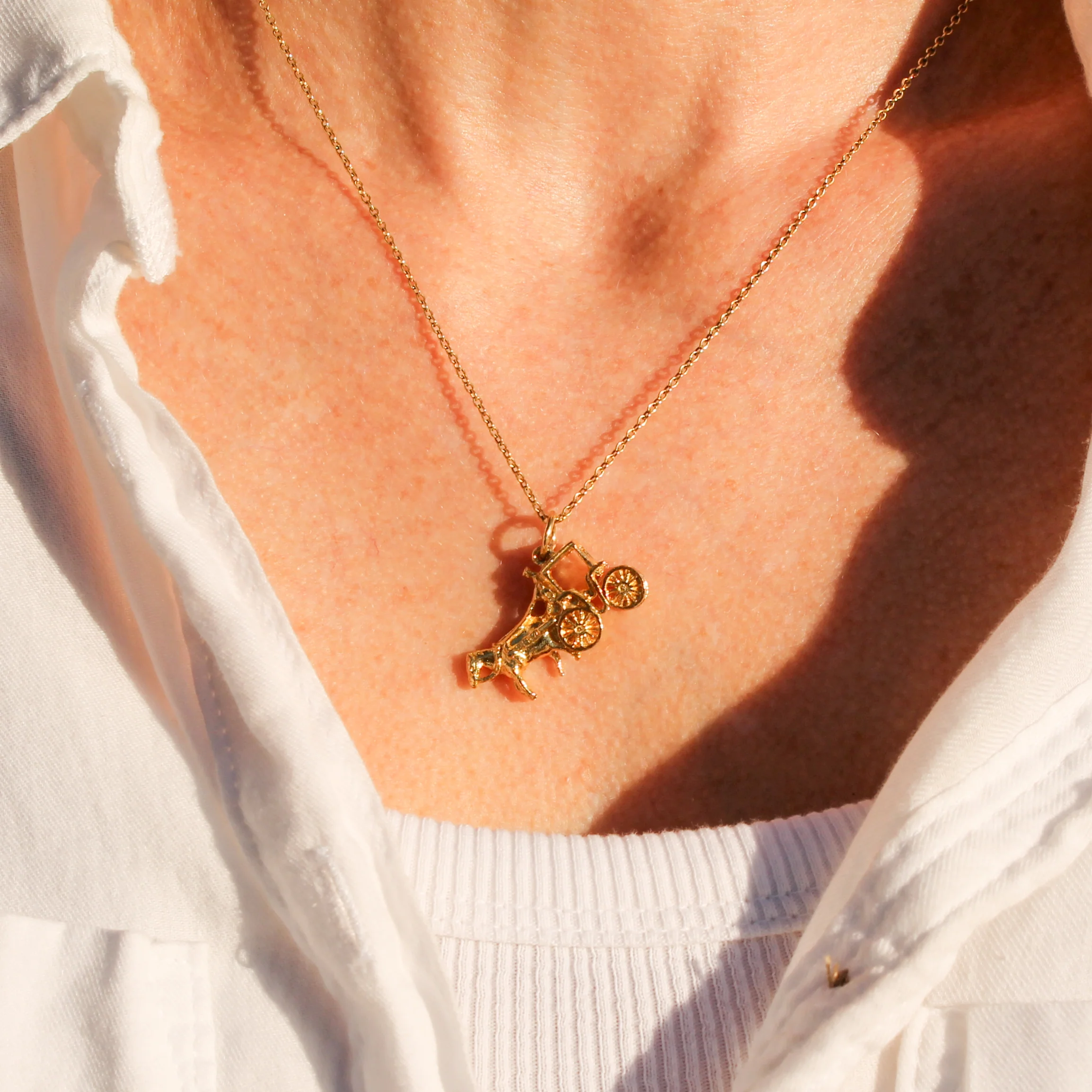 Vintage 18k Gold Horse & Carriage / Pendant Charm, circa 1970 - Image 8
