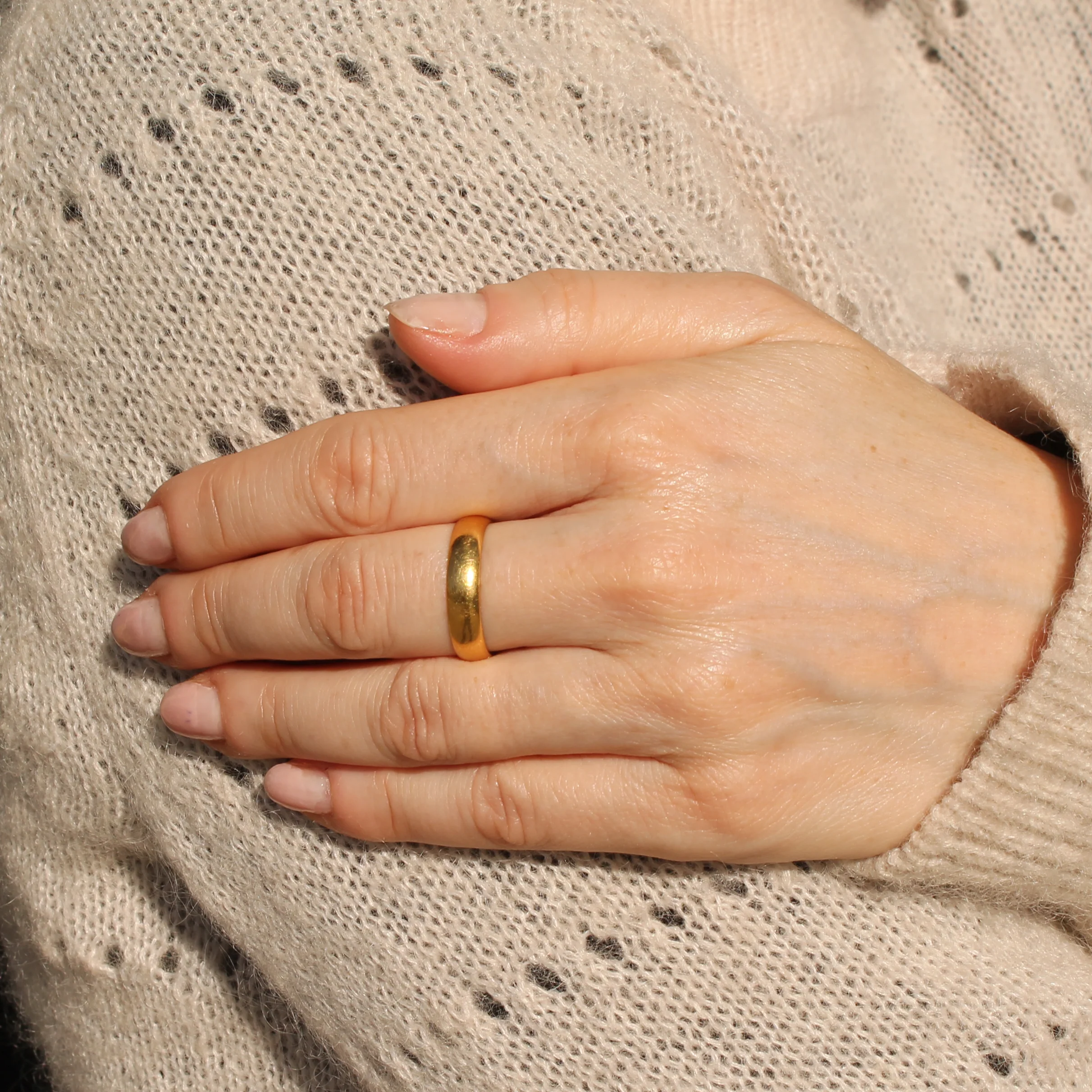 Vintage 22k Yellow Gold Wedding Band Ring, dated 1965, size Q - Image 3