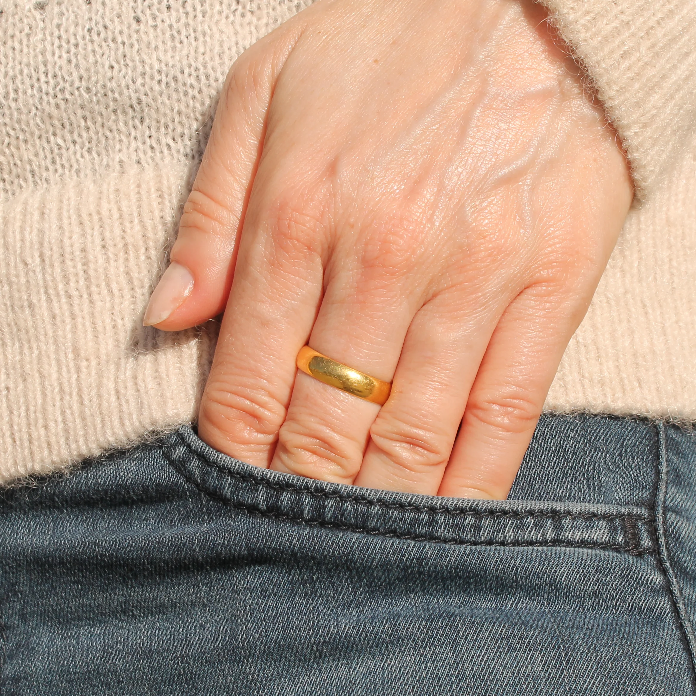 Vintage 22k Yellow Gold Wedding Band Ring, dated 1965, size Q - Image 4